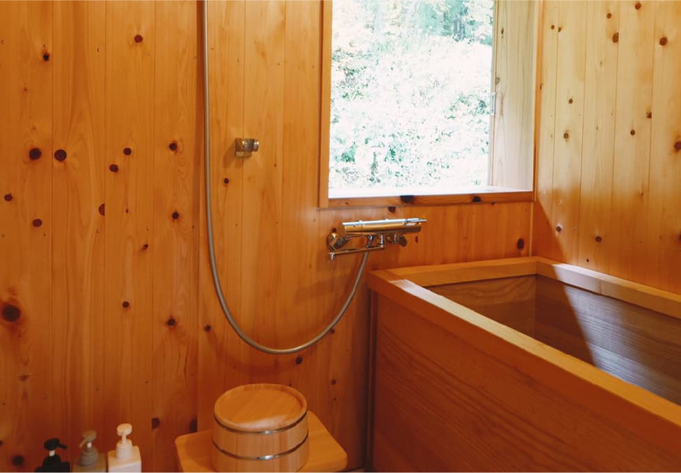 ヒノキの浴室に桐のバスタブ。朝日の中のお風呂も格別です。